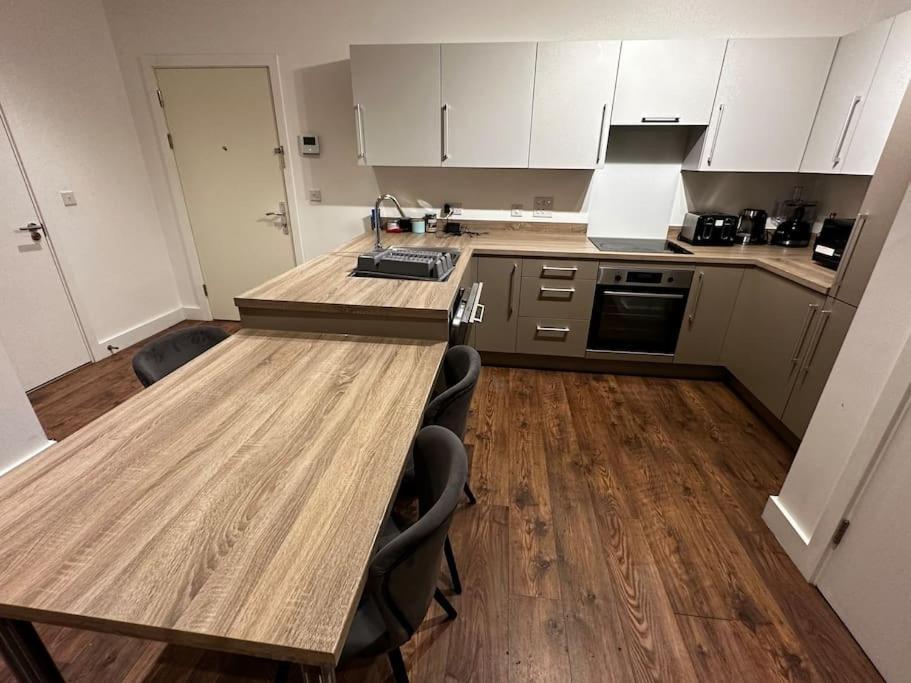 Luxury 2 Bedrooms Apartment บาร์คกิ้ง ภายนอก รูปภาพ